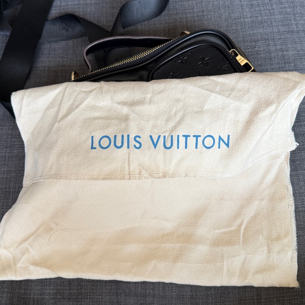 Black utility purse with black strap & gold hardware - Picture 10 of 10